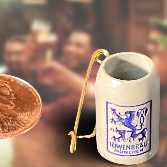 Vintage Lowenbrau Munchen Pin Advertising
Miniature Beer Stein Mug - Picture 1 of 3